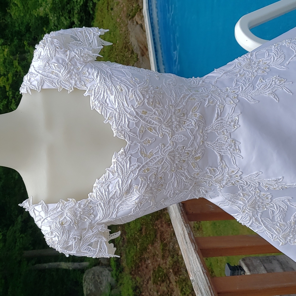 HOST PICK. Oleg Cassini Cap Sleeve Wedding Gown Size 4 - Picture 4 of 15